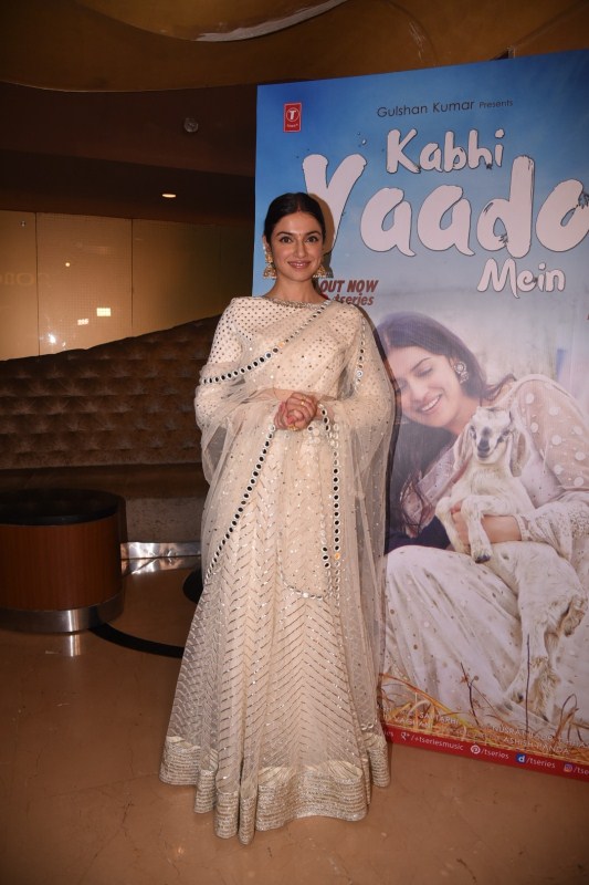 Celebrating the smashing success and the positive response to the soul stirring song, Divya held a success gathering with her dear friend Sridevi and the cast and crew of the hit single, Mohit Malhotra (lead actor in the song), Jason Dsouza (Divya's son in the song), Ashish Panda (Director) and Sameer Arya (DOP). Divya Khosla Kumar,Kabhi Yaadon Mein,Sridevi,sridevi kapoor,Divya Khosla,Kabhi Yaadon Mein celebrations