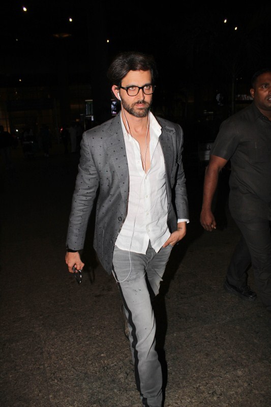 Bollywood actor Hrithik Roshan spotted at Mumbai airport. Hrithik Roshan,Hrithik Roshan at Mumbai airport,Hrithik Roshan at airport,Hrithik Roshan spotted at airport,Hrithik Roshan latest pics,Hrithik Roshan latest images,Hrithik Roshan latest photos,Hrithik Roshan latest stills,Hrithik Roshan latest pictures