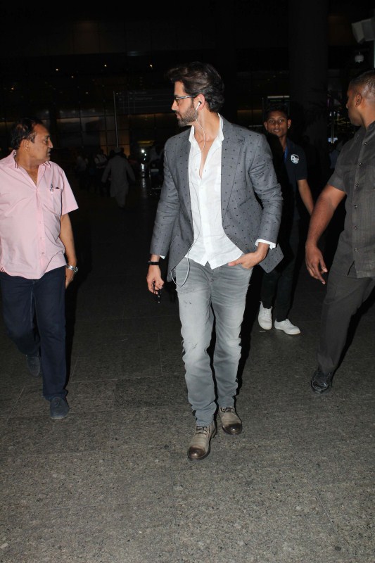 Bollywood actor Hrithik Roshan spotted at Mumbai airport. Hrithik Roshan,Hrithik Roshan at Mumbai airport,Hrithik Roshan at airport,Hrithik Roshan spotted at airport,Hrithik Roshan latest pics,Hrithik Roshan latest images,Hrithik Roshan latest photos,Hrithik Roshan latest stills,Hrithik Roshan latest pictures
