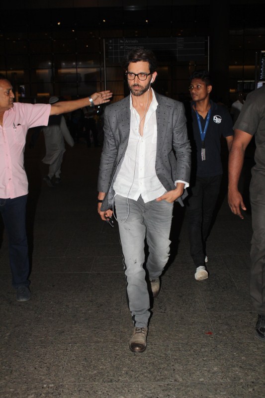 Bollywood actor Hrithik Roshan spotted at Mumbai airport. Hrithik Roshan,Hrithik Roshan at Mumbai airport,Hrithik Roshan at airport,Hrithik Roshan spotted at airport,Hrithik Roshan latest pics,Hrithik Roshan latest images,Hrithik Roshan latest photos,Hrithik Roshan latest stills,Hrithik Roshan latest pictures