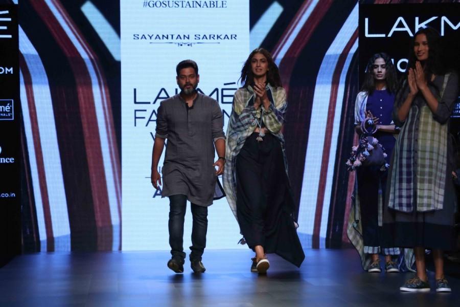 A model displays the fashion during the Lakme Fashion Week Summer/Resort 2017, in Mumbai, India on February 3, 2017. Konkana Sen Sharma,Konkana Sen Sharma at LFW,Lakme Fashion Week 2017,Lakme Fashion Week,Lakme Fashion Week pics,Lakme Fashion Week images,Lakme Fashion Week photos,Lakme Fashion Week stills,Lakme Fashion Week pictures