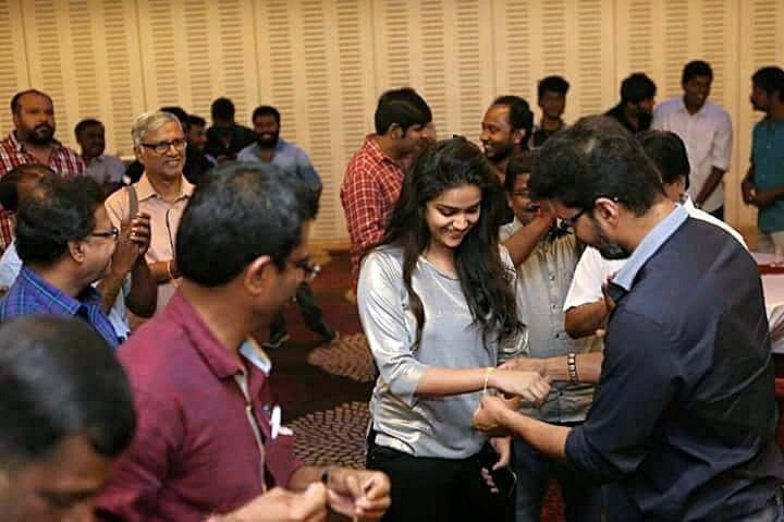 Actor Ilayathalapathy Vijay gifts Gold chain to Bairavaa team during movie success celebration. Bairavaa success celebration,Bairavaa success,Bairavaa,Ilayathalapathy Vijay gifts Gold chain,Vijay gifts Gold chain,Ilayathalapathy Vijay,Vijay,actor Vijay,Ilayathalapathy Vijay pics,Ilayathalapathy Vijay images,Ilayathalapathy Vijay photos,Ilayathalapat