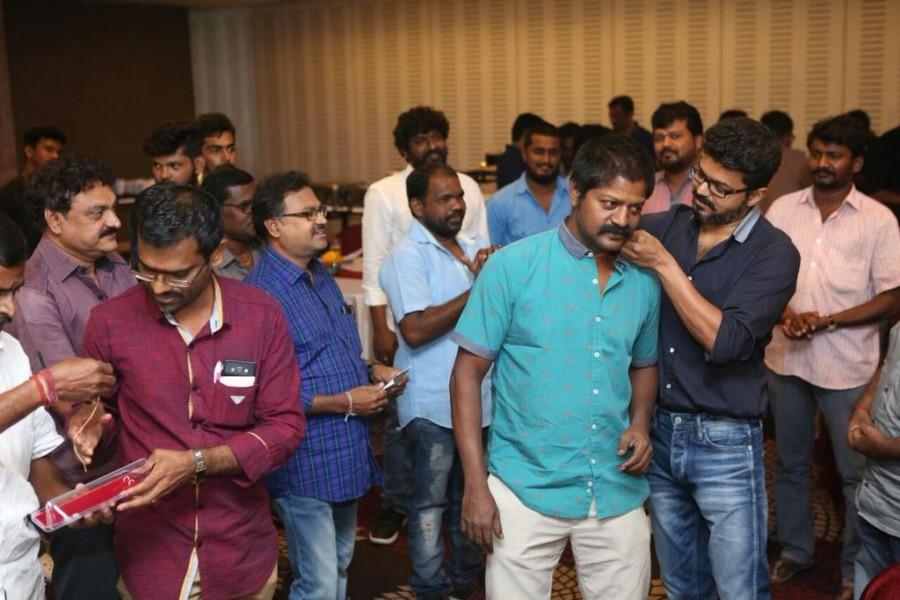 Actor Ilayathalapathy Vijay gifts Gold chain to Bairavaa team during movie success celebration. Bairavaa success celebration,Bairavaa success,Bairavaa,Ilayathalapathy Vijay gifts Gold chain,Vijay gifts Gold chain,Ilayathalapathy Vijay,Vijay,actor Vijay,Ilayathalapathy Vijay pics,Ilayathalapathy Vijay images,Ilayathalapathy Vijay photos,Ilayathalapat