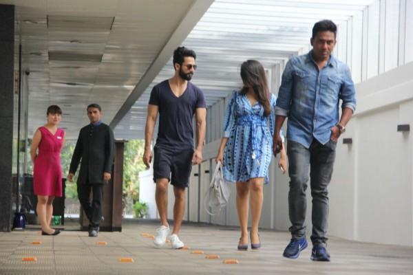 Meer Rajpar Shahid Kapoor with Meera Rajput spotted at Hakasan Bandra - Photos ...