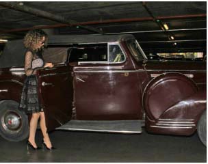 'Jaanbaaz Julia' a.k.a. Kangana Ranaut kick-starts the eighth edition of AU Jaipur Marathon on 5th February, 2017 in an elegant demeanour.  She zooms into the venue in a quintessential classic vintage car, charming all her fans, gathered around in huge numbers. Women Empowerment was the theme of the marathon and who better than Kangana to flag off the event. She is the perfect example of women's achievement in India for her remarkable acting prowess.