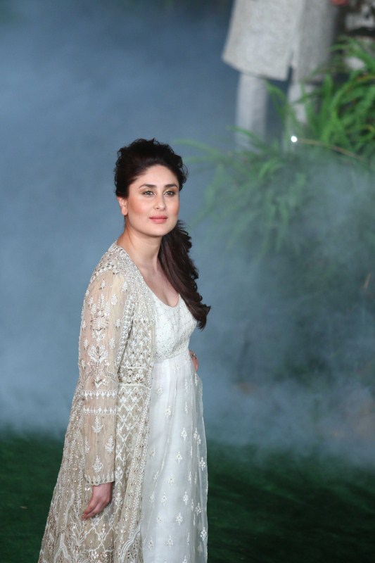 Bollywood actress Kareena Kapoor Khan stuns as showstopper at the grand finale of Lakme Fashion Week 2017. Lakme Fashion Week 2017,Lakme Fashion Week,Kareena Kapoor Khan at Lakme Fashion Week 2017,Kareena Kapoor Khan at Lakme Fashion Week,Kareena Kapoor Khan at LFW,Lakme Fashion Week grand finale,Lakme Fashion Week pics,Lakme Fashion Week images,Lakme Fashion