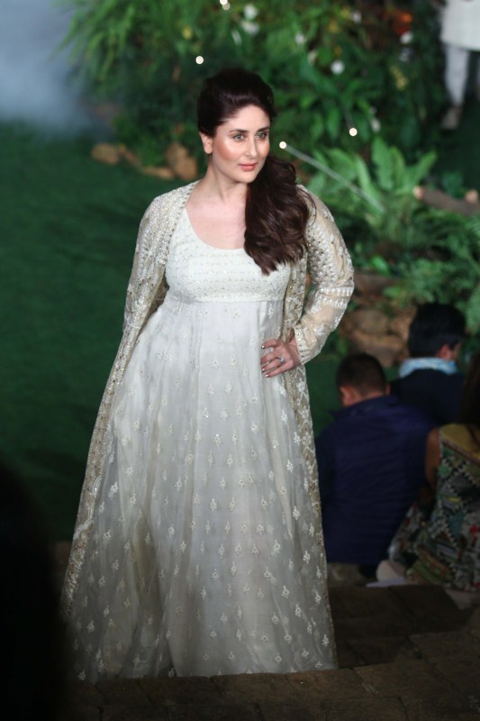 Bollywood actress Kareena Kapoor Khan stuns as showstopper at the grand finale of Lakme Fashion Week 2017. Lakme Fashion Week 2017,Lakme Fashion Week,Kareena Kapoor Khan at Lakme Fashion Week 2017,Kareena Kapoor Khan at Lakme Fashion Week,Kareena Kapoor Khan at LFW,Lakme Fashion Week grand finale,Lakme Fashion Week pics,Lakme Fashion Week images,Lakme Fashion