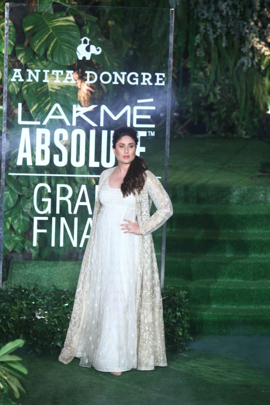 Bollywood actress Kareena Kapoor Khan stuns as showstopper at the grand finale of Lakme Fashion Week 2017. Lakme Fashion Week 2017,Lakme Fashion Week,Kareena Kapoor Khan at Lakme Fashion Week 2017,Kareena Kapoor Khan at Lakme Fashion Week,Kareena Kapoor Khan at LFW,Lakme Fashion Week grand finale,Lakme Fashion Week pics,Lakme Fashion Week images,Lakme Fashion
