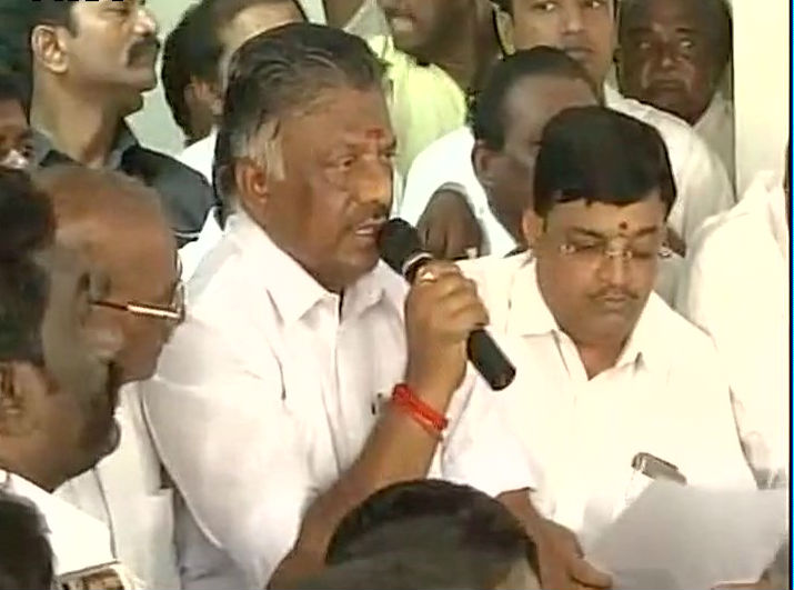 Senior AIADMK leader Madhusudanan joins Panneerselvam camp. AIADMK,AIADMK leader Madhusudanan,Madhusudanan joins Panneerselvam,Panneerselvam,Panneerselvam camp,OPS,Madhusudanan joins Panneerselvam camp