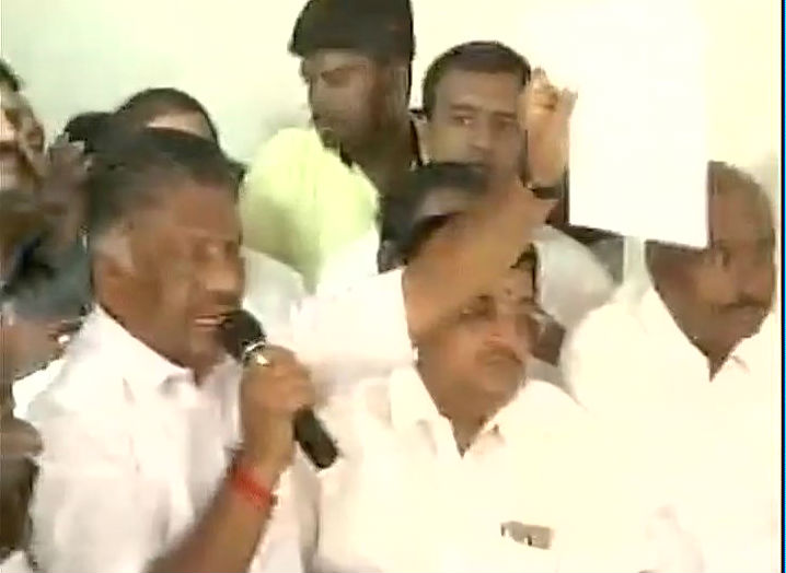 Senior AIADMK leader Madhusudanan joins Panneerselvam camp. AIADMK,AIADMK leader Madhusudanan,Madhusudanan joins Panneerselvam,Panneerselvam,Panneerselvam camp,OPS,Madhusudanan joins Panneerselvam camp