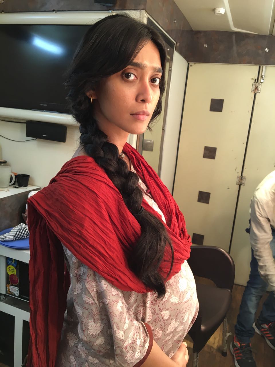 The sequel is said to be a satirical dark comedy drama directed by Subhash Kapoor. Major parts of the film were shot in Lucknow on a month’s schedule. As we have already seen Jolly LLB depicting the plight of the Indian legal system, gaining the media and audience support, the sequel will highlight the circumstance further. Sayani as we can see plays a pregnant woman who's married to her husband played by Manav Kaul. Sayani says " I am honestly thrilled to be part of this fun franchise. Sayani Gupta,Sayani Gupta look,Sayani Gupta look in Jolly LLB 2,Jolly LLB 2,Akshay Kumar,Huma Qureshi,actress Sayani Gupta