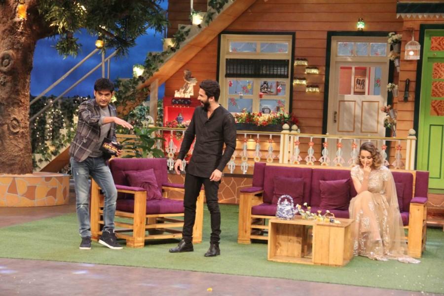 Bollywood actors Shahid Kapoor and Kangana Ranaut promote Rangoon on the sets of The Kapil Sharma Show in Mumbai on February 9, 2017. Shahid Kapoor and Kangana Ranaut,Shahid Kapoor,Kangana Ranaut,Rangoon,Rangoon promotion,Rangoon movie promotion,Rangoon promotion of The Kapil Sharma Show,The Kapil Sharma Show,The Kapil Sharma Show on the sets