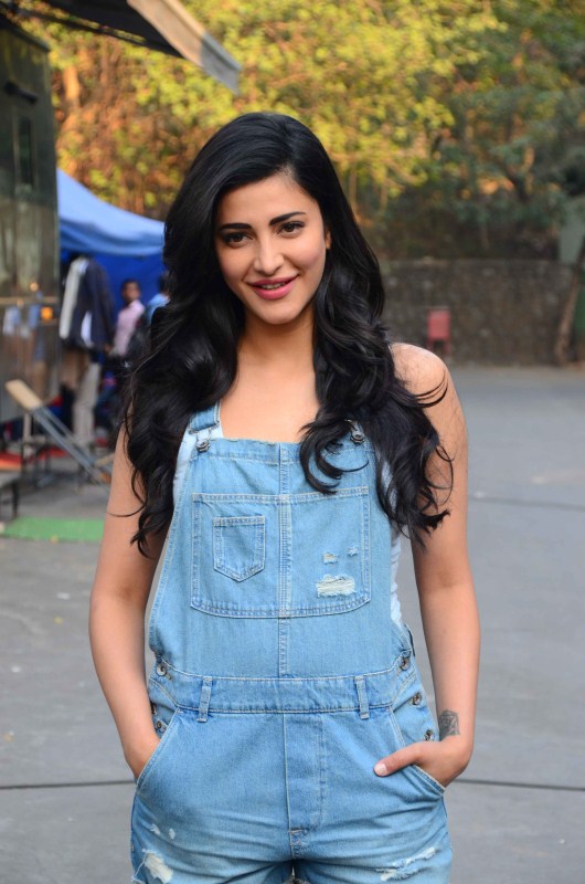 Bollywood actress Shruti Haasan snapped during an ad shoot! Shahid Kapoor,Shruti Haasan,Shahid Kapoor and Shruti Haasan,Shahid Kapoor and Shruti Haasan ad,Shahid Kapoor and Shruti Haasan ad shoot,Shahid Kapoor pics,Shahid Kapoor imagesm,Shahid Kapoor photos,Shahid Kapoor stills,Shruti Haasan pics,Shruti Haasan ima
