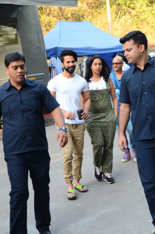 Bollywood actor Shahid Kapoor snapped during an ad shoot! Shahid Kapoor,Shruti Haasan,Shahid Kapoor and Shruti Haasan,Shahid Kapoor and Shruti Haasan ad,Shahid Kapoor and Shruti Haasan ad shoot,Shahid Kapoor pics,Shahid Kapoor imagesm,Shahid Kapoor photos,Shahid Kapoor stills,Shruti Haasan pics,Shruti Haasan ima