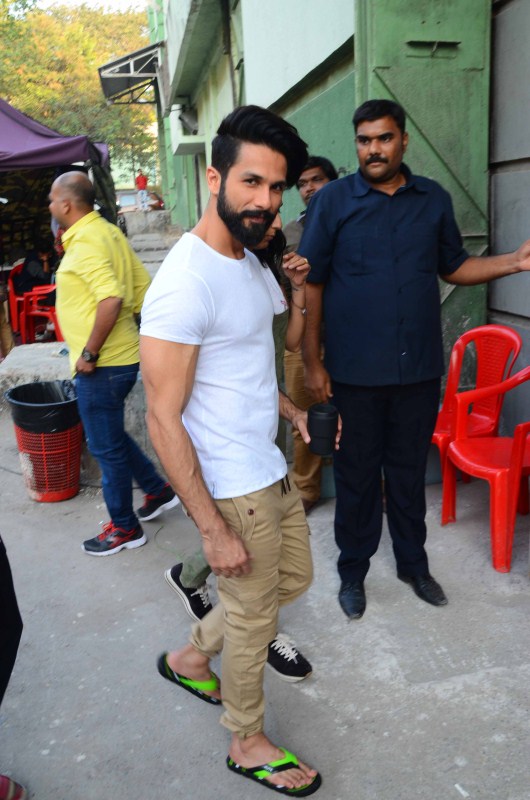 Bollywood actor Shahid Kapoor snapped during an ad shoot! Shahid Kapoor,Shruti Haasan,Shahid Kapoor and Shruti Haasan,Shahid Kapoor and Shruti Haasan ad,Shahid Kapoor and Shruti Haasan ad shoot,Shahid Kapoor pics,Shahid Kapoor imagesm,Shahid Kapoor photos,Shahid Kapoor stills,Shruti Haasan pics,Shruti Haasan ima