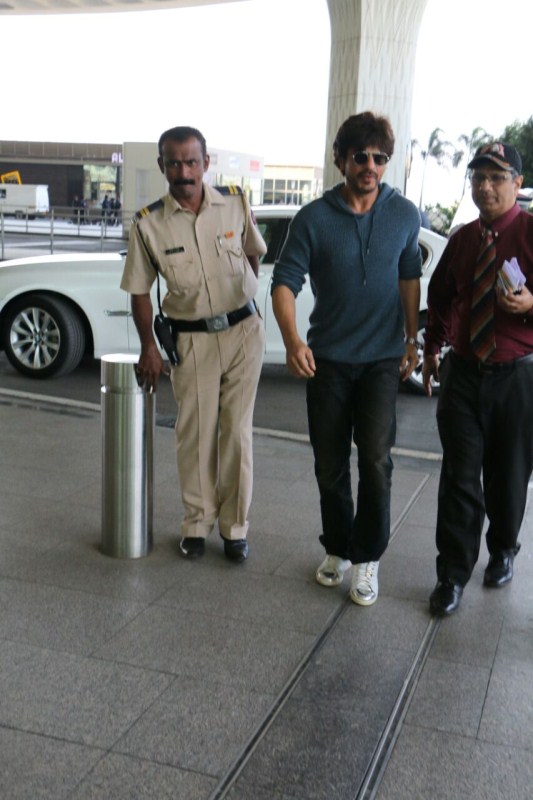 Bollywood actor Shah Rukh Khan spotted at Mumbai Airport. Shah Rukh Khan,SRK,Shahrukh Khan,Shah Rukh Khan at Airport,Shah Rukh Khan pics,Shah Rukh Khan images,Shah Rukh Khan photos,Shah Rukh Khan stills,Shah Rukh Khan pictures