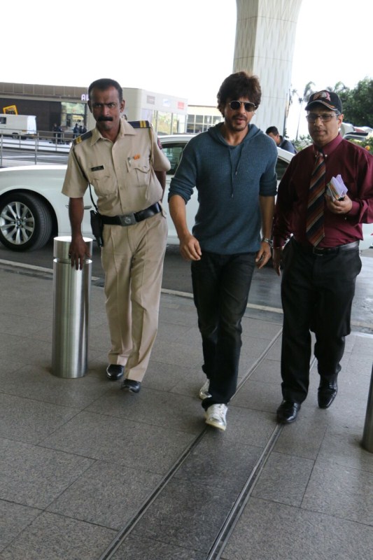 Bollywood actor Shah Rukh Khan spotted at Mumbai Airport. Shah Rukh Khan,SRK,Shahrukh Khan,Shah Rukh Khan at Airport,Shah Rukh Khan pics,Shah Rukh Khan images,Shah Rukh Khan photos,Shah Rukh Khan stills,Shah Rukh Khan pictures