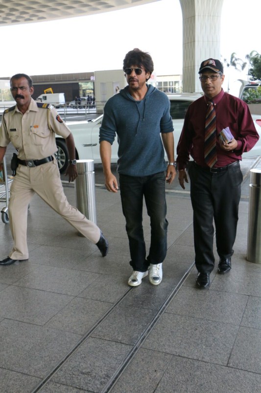 Bollywood actor Shah Rukh Khan spotted at Mumbai Airport. Shah Rukh Khan,SRK,Shahrukh Khan,Shah Rukh Khan at Airport,Shah Rukh Khan pics,Shah Rukh Khan images,Shah Rukh Khan photos,Shah Rukh Khan stills,Shah Rukh Khan pictures
