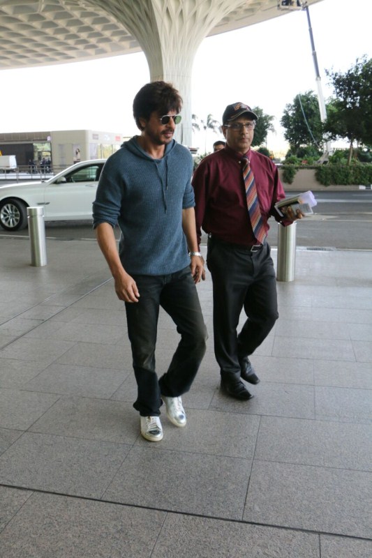 Bollywood actor Shah Rukh Khan spotted at Mumbai Airport. Shah Rukh Khan,SRK,Shahrukh Khan,Shah Rukh Khan at Airport,Shah Rukh Khan pics,Shah Rukh Khan images,Shah Rukh Khan photos,Shah Rukh Khan stills,Shah Rukh Khan pictures