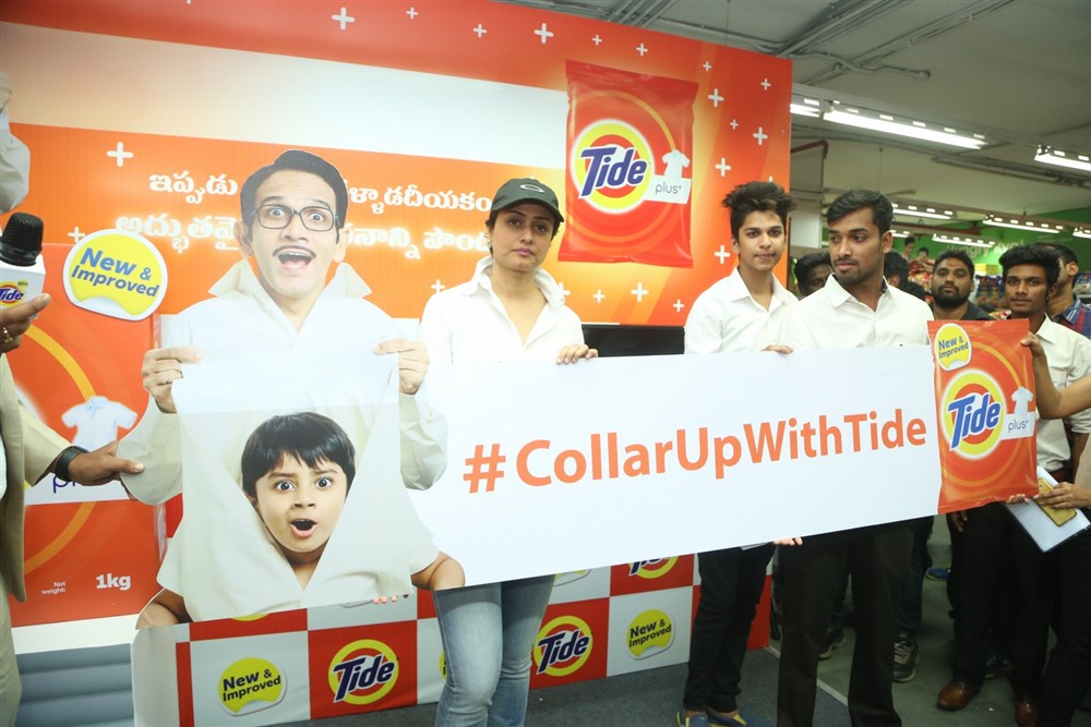 Tollywood actor Prince Mahesh Babu wife Namrata Shirodkar launches The new Tide Plus at Big Bazaar in Hyderabad. Namrata Shirodkar,Mahesh Babu,Mahesh Babu wife Namrata Shirodkar,New Tide Plus,Big Bazaar,Mahesh Babu and Namrata Shirodkar,Mahesh Babu pics,Namrata Shirodkar pics,Namrata Shirodkar images,Namrata Shirodkar photos,Namrata Shirodkar stills,Namrata Shirodka