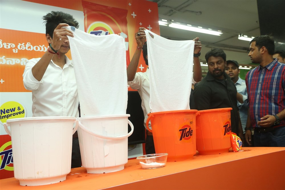 Tollywood actor Prince Mahesh Babu wife Namrata Shirodkar launches The new Tide Plus at Big Bazaar in Hyderabad. Namrata Shirodkar,Mahesh Babu,Mahesh Babu wife Namrata Shirodkar,New Tide Plus,Big Bazaar,Mahesh Babu and Namrata Shirodkar,Mahesh Babu pics,Namrata Shirodkar pics,Namrata Shirodkar images,Namrata Shirodkar photos,Namrata Shirodkar stills,Namrata Shirodka