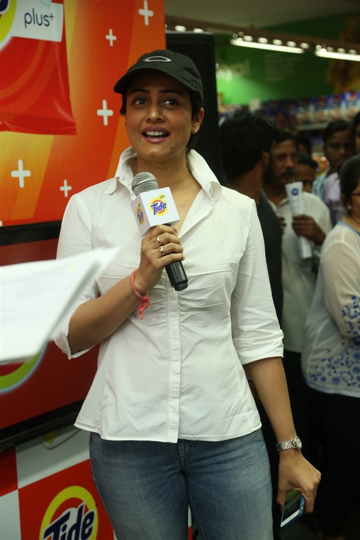 Tollywood actor Prince Mahesh Babu wife Namrata Shirodkar launches The new Tide Plus at Big Bazaar in Hyderabad. Namrata Shirodkar,Mahesh Babu,Mahesh Babu wife Namrata Shirodkar,New Tide Plus,Big Bazaar,Mahesh Babu and Namrata Shirodkar,Mahesh Babu pics,Namrata Shirodkar pics,Namrata Shirodkar images,Namrata Shirodkar photos,Namrata Shirodkar stills,Namrata Shirodka