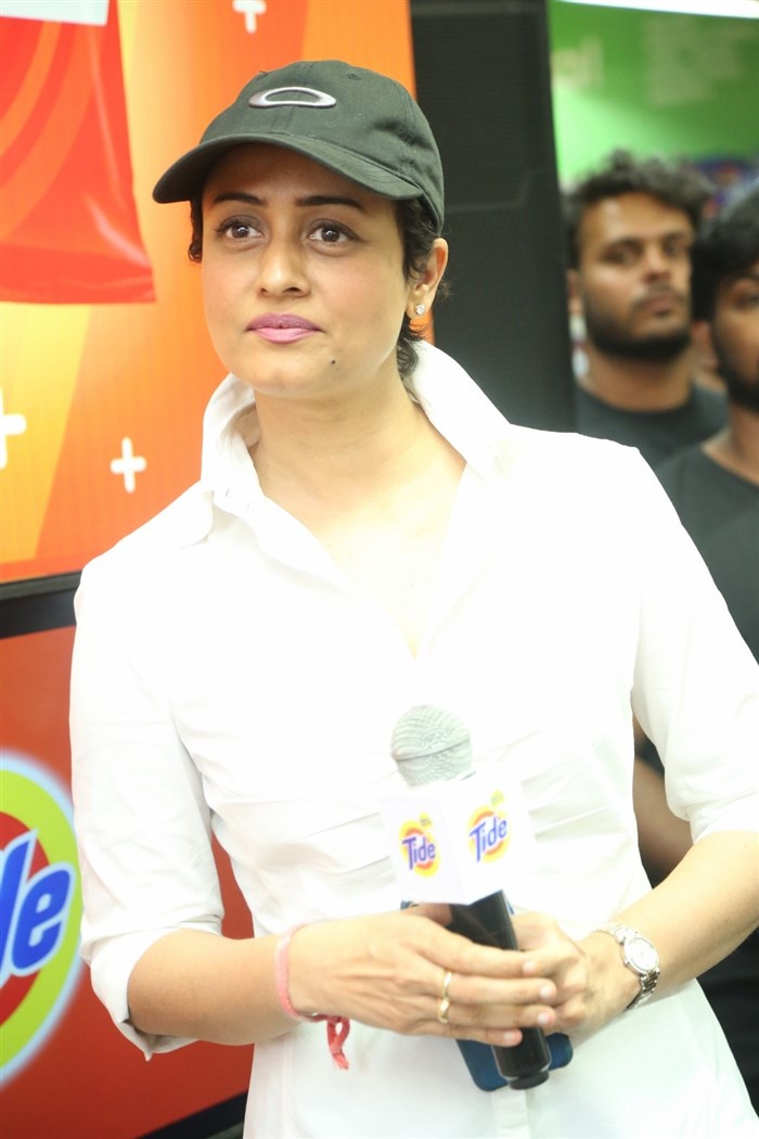Tollywood actor Prince Mahesh Babu wife Namrata Shirodkar launches The new Tide Plus at Big Bazaar in Hyderabad. Namrata Shirodkar,Mahesh Babu,Mahesh Babu wife Namrata Shirodkar,New Tide Plus,Big Bazaar,Mahesh Babu and Namrata Shirodkar,Mahesh Babu pics,Namrata Shirodkar pics,Namrata Shirodkar images,Namrata Shirodkar photos,Namrata Shirodkar stills,Namrata Shirodka