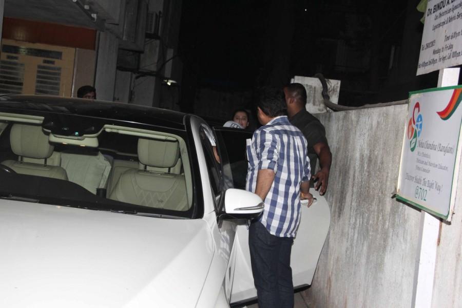 Bollywood actor Hrithik Roshan spotted at Slimless clinic in Bandra. Hrithik Roshan,Hrithik Roshan spotted at Slimless clinic,Hrithik Roshan at Slimless clinic,Slimless clinic,Hrithik Roshan latest pics,Hrithik Roshan latest images,Hrithik Roshan latest photos,Hrithik Roshan latest stills,Hrithik Roshan latest pictures