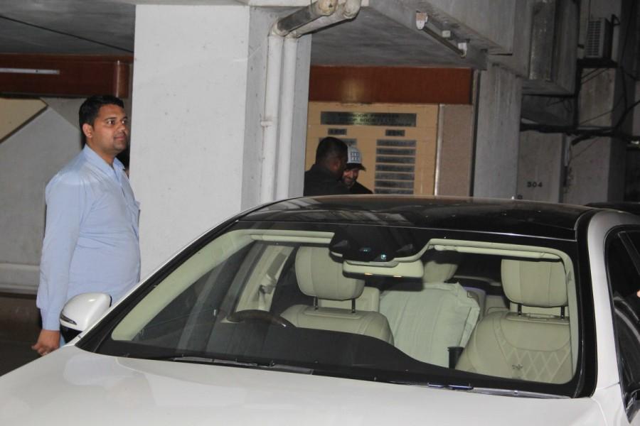 Bollywood actor Hrithik Roshan spotted at Slimless clinic in Bandra. Hrithik Roshan,Hrithik Roshan spotted at Slimless clinic,Hrithik Roshan at Slimless clinic,Slimless clinic,Hrithik Roshan latest pics,Hrithik Roshan latest images,Hrithik Roshan latest photos,Hrithik Roshan latest stills,Hrithik Roshan latest pictures
