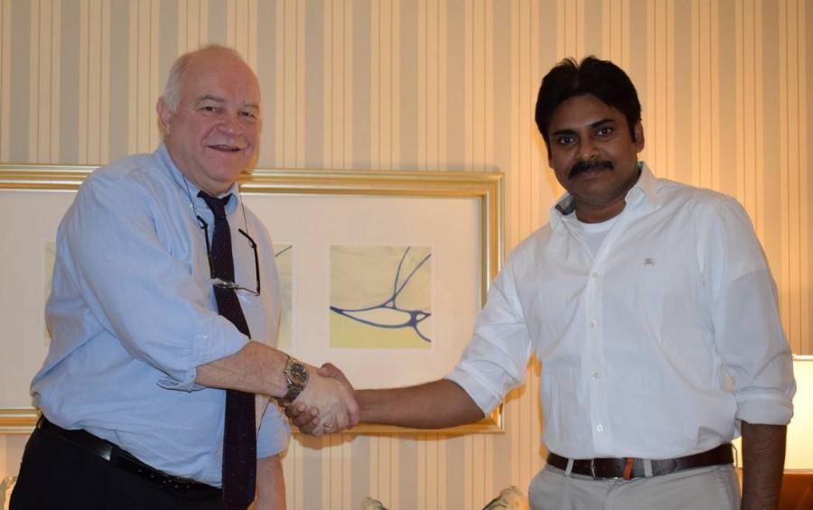 International political strategist Steve Jarding met Jana Sena chief Pawan Kalyan at Hyderabad. Pawan Kalyan meets Steve Jarding,Pawan Kalyan,Steve Jarding,Jana Sena chief Pawan Kalyan,Jana Sena,actor Pawan Kalyan,Pawan Kalyan pics,Pawan Kalyan images,Pawan Kalyan photos