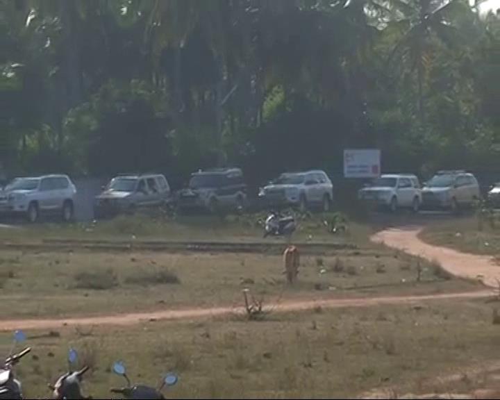 Tamil Nadu crisis: Sasikala meets AIADMK MLAs at Golden Bay Resort in Kuvathur. Tamil Nadu crisis,AIADMK crisis,MLA,Sasikala,VK Sasikala,Golden Bay Resort,Kuvathur,Golden Bay Resort in Kuvathur