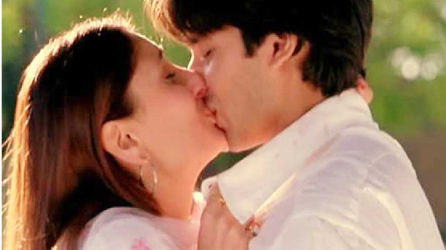 Shahid Kapoor and Kareena Kapoor Khan. Kiss day Special,Kiss day,Kiss day 2017,Salman Khan,Katrina Kaif,Shah Rukh Khan,Ranveer Singh,Deepika Padukone,Shahid Kapoor,Hrithik Roshan,John Abraham