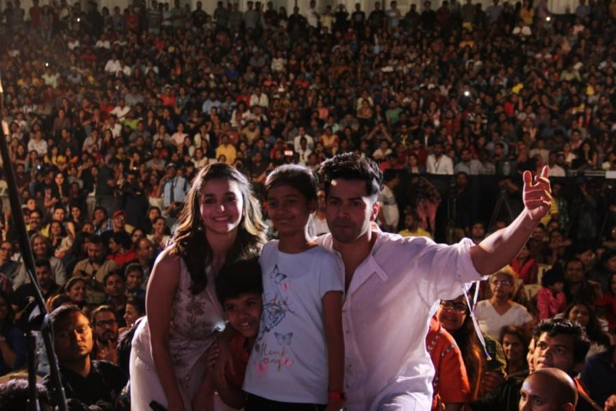 Alia Bhatt & Varun Dhawan sizzled on stage with a song & dance from their latest movie & the crowd went wild! Performances by Javed Ali & Sukhwinder Singh had the audience dancing & asking for more. Alia Bhatt,Varun Dhawan,Javed Ali,Sukhwinder Singh,Sangita Jindal,Arzan Khambata,Sunil Padwal,Kala Ghoda Arts Festival 2017 closing ceremony,Kala Ghoda Arts Festival 2017,Kala Ghoda Arts Festival