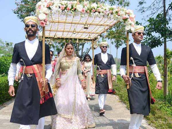 South Indian actress Nidhi Subbaiah and Lavesh Khairajani Wedding pictures. Nidhi Subbaiah and Lavesh Khairajani,Nidhi Subbaiah,Lavesh Khairajani,Nidhi Subbaiah wedding,Nidhi Subbaiah wedding pics,Nidhi Subbaiah wedding images,Nidhi Subbaiah wedding photos,Nidhi Subbaiah wedding stills,Nidhi Subbaiah wedding pictures,Nidhi Subbai