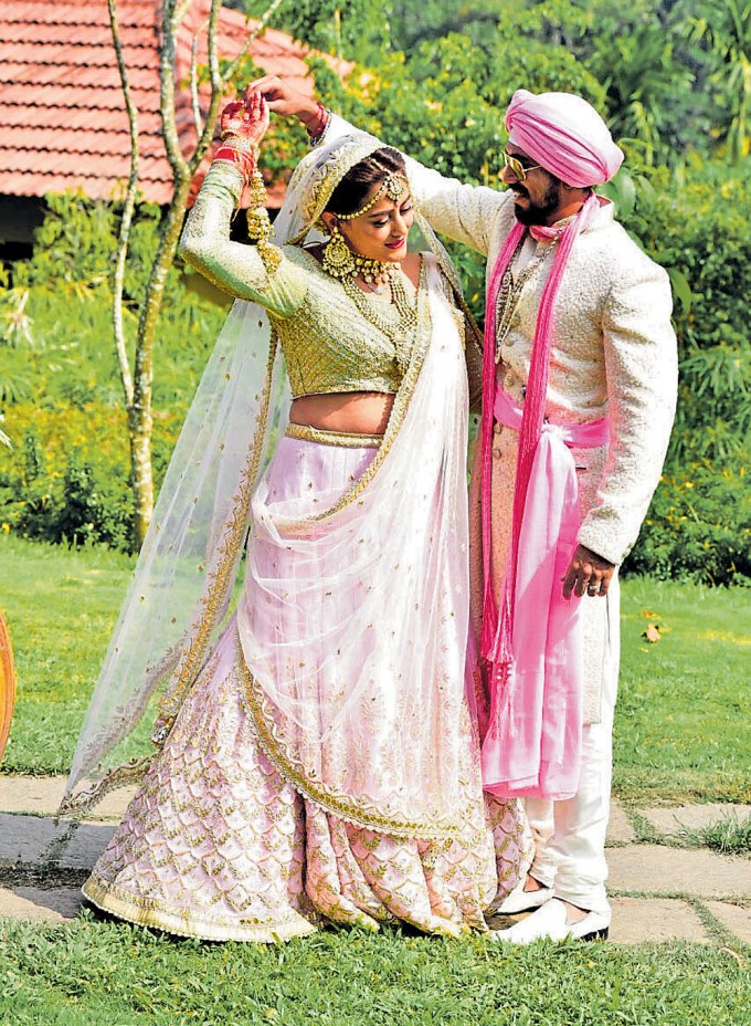 South Indian actress Nidhi Subbaiah and Lavesh Khairajani Wedding pictures. Nidhi Subbaiah and Lavesh Khairajani,Nidhi Subbaiah,Lavesh Khairajani,Nidhi Subbaiah wedding,Nidhi Subbaiah wedding pics,Nidhi Subbaiah wedding images,Nidhi Subbaiah wedding photos,Nidhi Subbaiah wedding stills,Nidhi Subbaiah wedding pictures,Nidhi Subbai