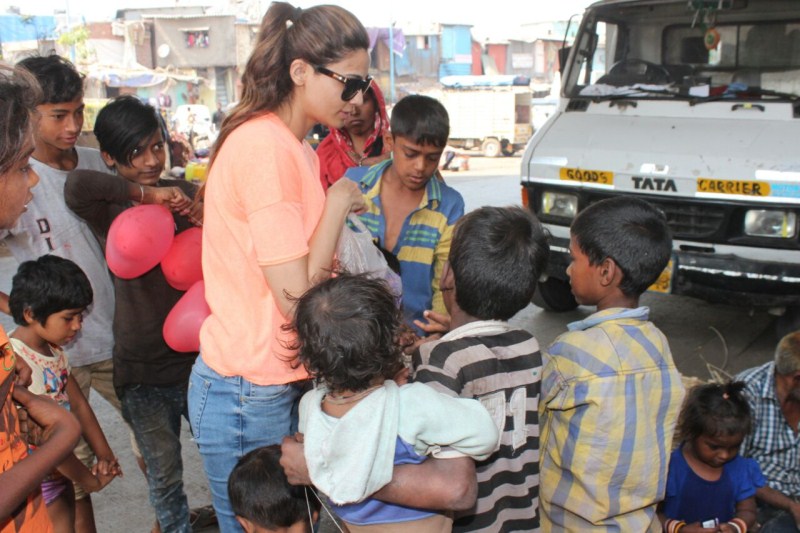 Bollywood actress Daisy Shah celebrates Valentine's Day with street kids. Daisy Shah,actress Daisy Shah,bollywood actress Daisy Shah,Valentine's Da,Valentine's Day celebrations,Valentine's Day celebrations pics,Valentine's Day celebrations images,Valentine's Day celebrations photos,Valentine's Day