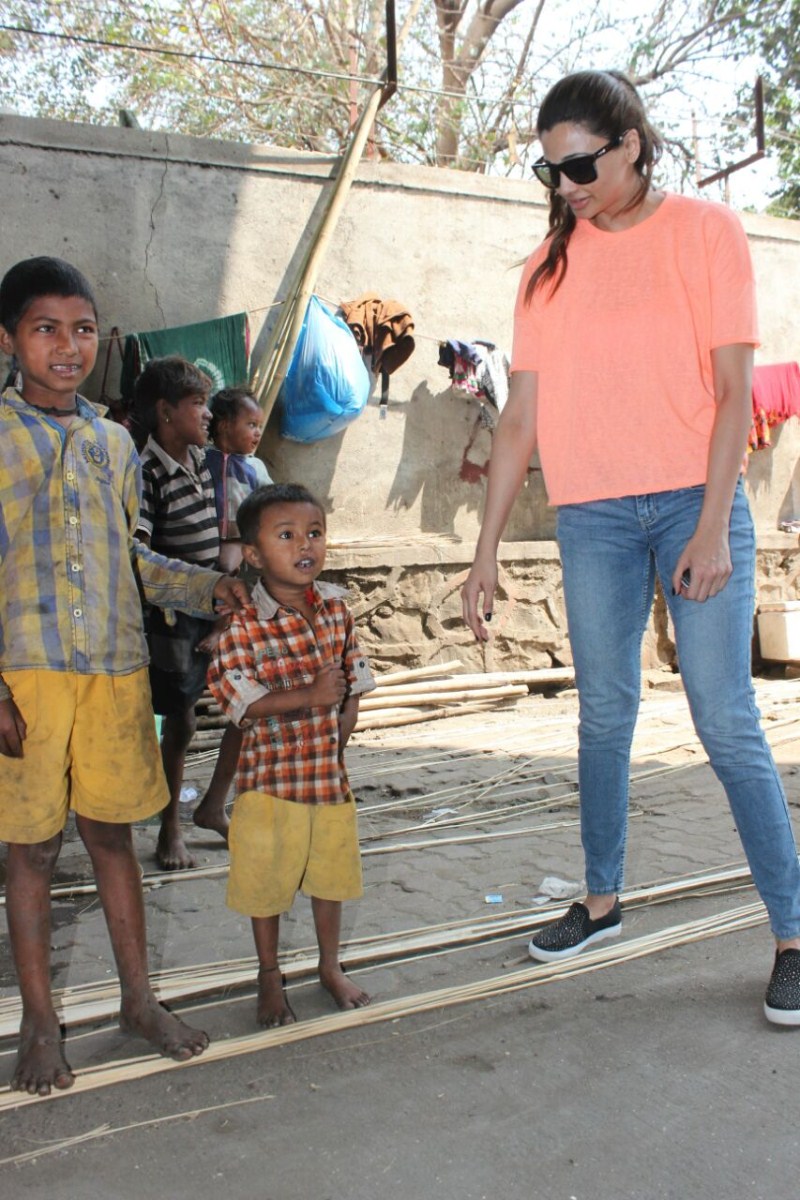 Bollywood actress Daisy Shah celebrates Valentine's Day with street kids. Daisy Shah,actress Daisy Shah,bollywood actress Daisy Shah,Valentine's Da,Valentine's Day celebrations,Valentine's Day celebrations pics,Valentine's Day celebrations images,Valentine's Day celebrations photos,Valentine's Day