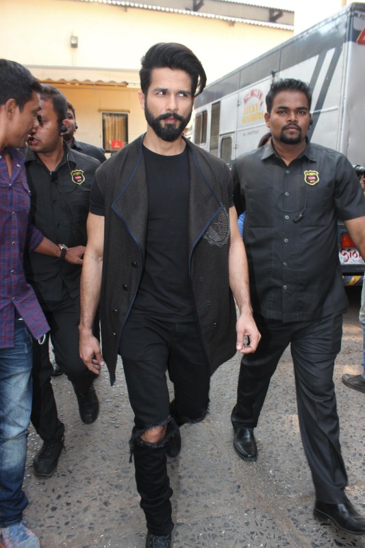 Bollywood actor Shahid Kapoor on the sets of &TV's singing reality show The Voice India season 2 to promote film Rangoon in Mumbai. Kangana Ranaut,Shahid Kapoor,Kangana Ranaut and Shahid Kapoor,Rangoon,The Voice India season 2,The Voice India,Rangoon promotion,Rangoon movie promotion,Rangoon movie promotion pics,Rangoon movie promotion images,Rangoon movie promotion stills,Rangoon mov