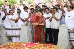 Sasikala,Sasikala pays tribute to Jayalalithaa,Jayalalithaa,Marina Beach,Sasikala Natarajan,Sasikala DA case verdict