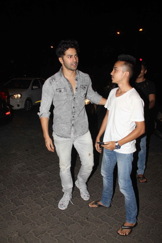 Bollywood actor Varun Dhawan spotted at Bandra. Varun Dhawan,actor Varun Dhawan,Varun Dhawan at Bandra,Varun Dhawan latest pics,Varun Dhawan latest images,Varun Dhawan latest photos,Varun Dhawan latest pictures