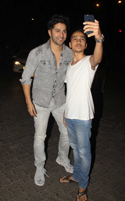 Bollywood actor Varun Dhawan spotted at Bandra. Varun Dhawan,actor Varun Dhawan,Varun Dhawan at Bandra,Varun Dhawan latest pics,Varun Dhawan latest images,Varun Dhawan latest photos,Varun Dhawan latest pictures