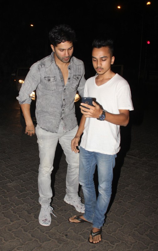 Bollywood actor Varun Dhawan spotted at Bandra. Varun Dhawan,actor Varun Dhawan,Varun Dhawan at Bandra,Varun Dhawan latest pics,Varun Dhawan latest images,Varun Dhawan latest photos,Varun Dhawan latest pictures