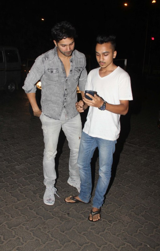 Bollywood actor Varun Dhawan spotted at Bandra. Varun Dhawan,actor Varun Dhawan,Varun Dhawan at Bandra,Varun Dhawan latest pics,Varun Dhawan latest images,Varun Dhawan latest photos,Varun Dhawan latest pictures