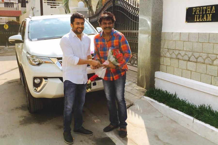 South Indian actor Suriya gifts Toyota Fortuner car to director Hari today on behalf of Si 3 aka Singam 3's massive success. Si3 aka Singam 3,Si3,Singam 3,Si 3,Suriya,actor Suriya,Suriya gifts Toyota Fortuner,director Hari,Hari,Suriya gifts car to Hari