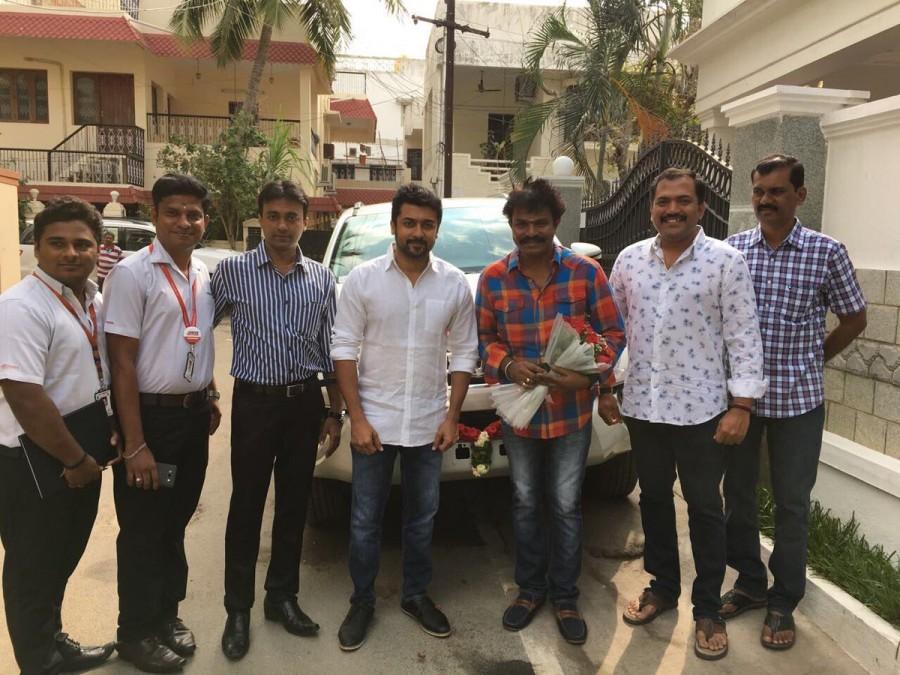 South Indian actor Suriya gifts Toyota Fortuner car to director Hari today on behalf of Si 3 aka Singam 3's massive success. Si3 aka Singam 3,Si3,Singam 3,Si 3,Suriya,actor Suriya,Suriya gifts Toyota Fortuner,director Hari,Hari,Suriya gifts car to Hari