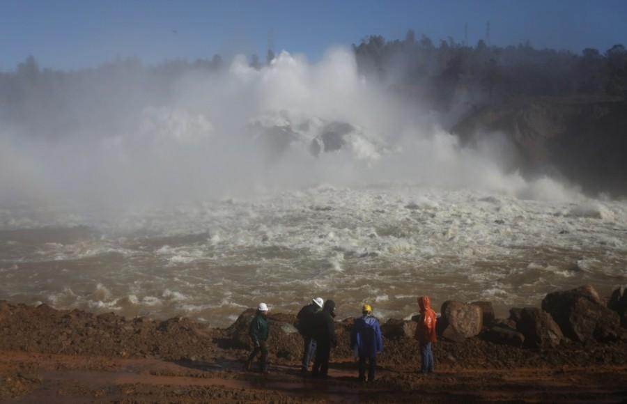Water is released from the Lake Oroville Dam after an evacuation was ordered for communities downstream from the dam in Oroville, California, U.S., February 14, 2017. California dam,California dam threatens,America,America's tallest dam,Northern California winter