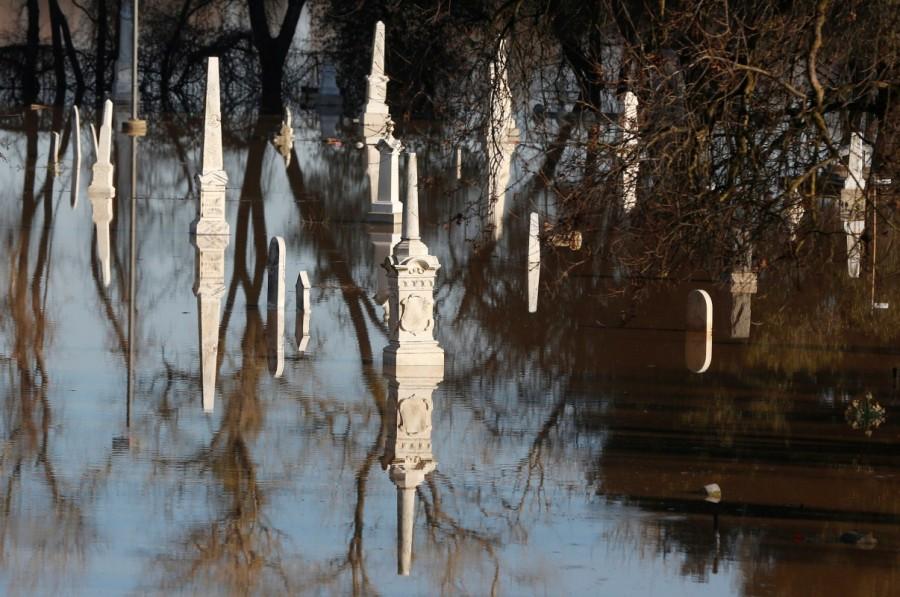A cemetery is flooded in Marysville, California, after an evacuation was ordered for communities downstream from the dam in Oroville, California, U.S., February 14, 2017. California dam,California dam threatens,America,America's tallest dam,Northern California winter