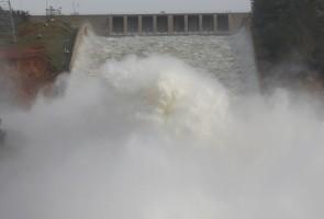 California dam,California dam threatens,America,America's tallest dam,Northern California winter