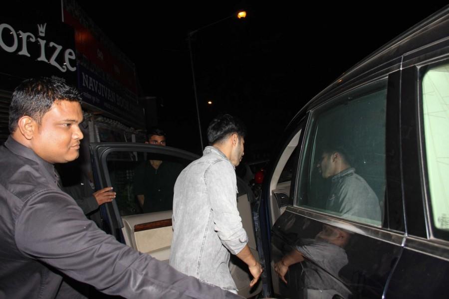 Bollywood actor Varun Dhawan spotted with girlfriend Natasha at Bastian Restaurant on Valentine's Day Varun Dhawan,actor Varun Dhawan,Natasha,Valentine's Day,Varun Dhawan with his girl friend,Varun Dhawan pics,Varun Dhawan images,Varun Dhawan photos,Varun Dhawan stills,Varun Dhawan pictures