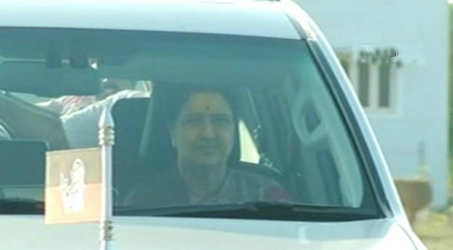 AIADMK General Secretary V.K. Sasikala reaches Parappan Agrahara jail in Bangalore. Sasikala,Sasikala Natarajan,VK Sasikala,Sasikala reaches Parappan Agrahara jail,AIADMK General Secretary,AIADMK